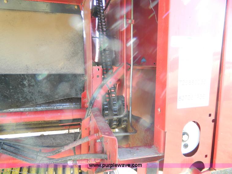 image for item AQ9439 2004 New Holland BR780 round baler