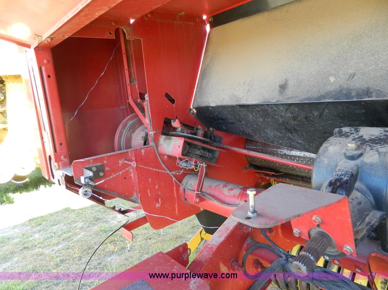 image for item AQ9439 2004 New Holland BR780 round baler