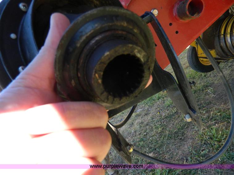 image for item AQ9439 2004 New Holland BR780 round baler