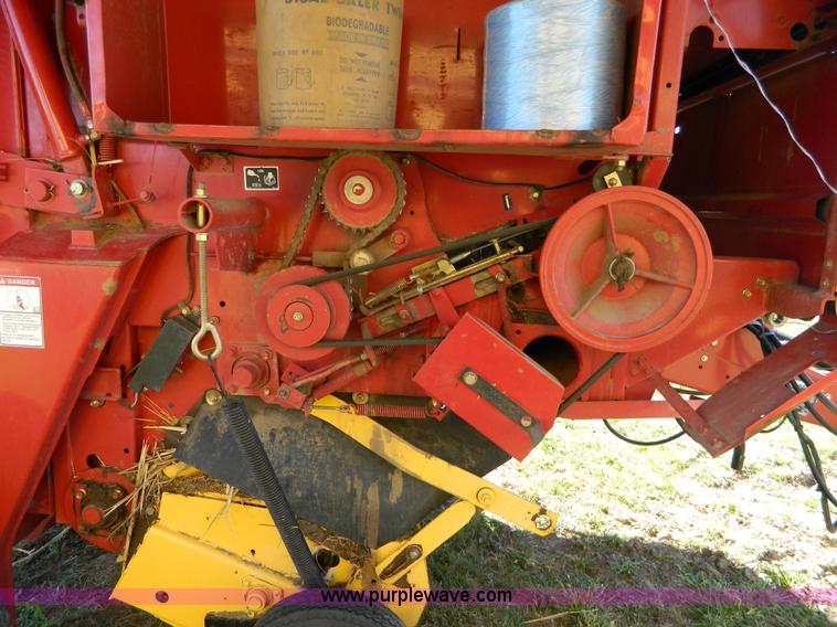 image for item AQ9439 2004 New Holland BR780 round baler