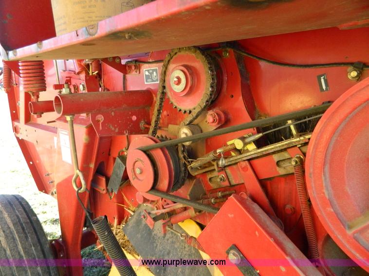 image for item AQ9439 2004 New Holland BR780 round baler