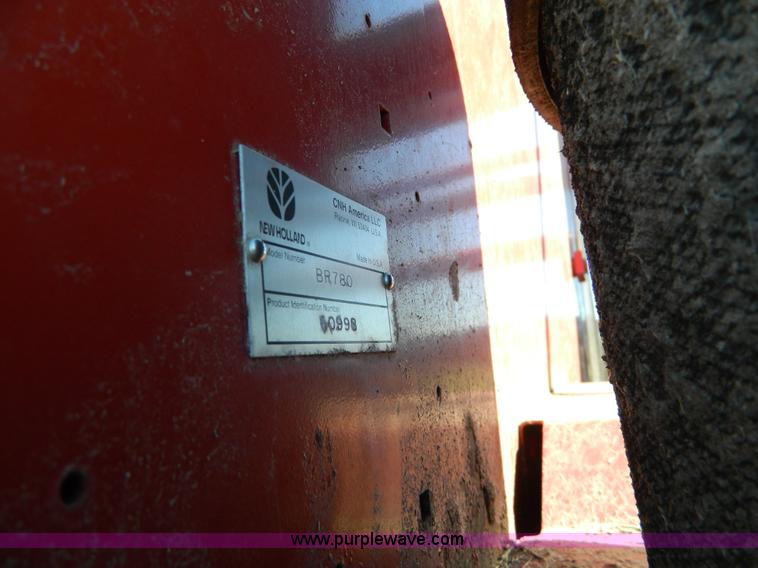 image for item AQ9439 2004 New Holland BR780 round baler