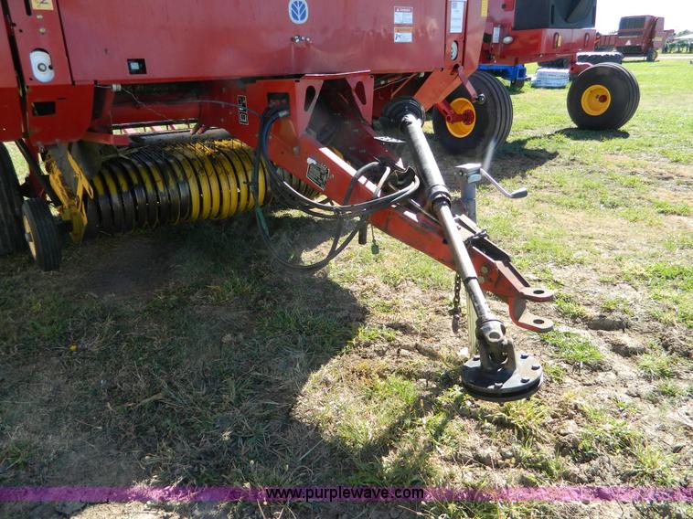image for item AQ9439 2004 New Holland BR780 round baler