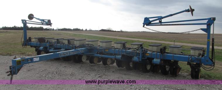 image for item G9903 1995 Kinze 2200 Flex Econo Fold planter