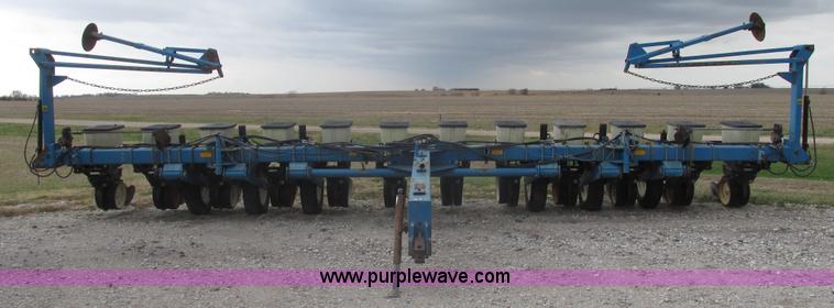 image for item G9903 1995 Kinze 2200 Flex Econo Fold planter