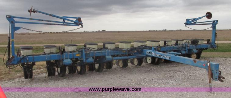 image for item G9903 1995 Kinze 2200 Flex Econo Fold planter