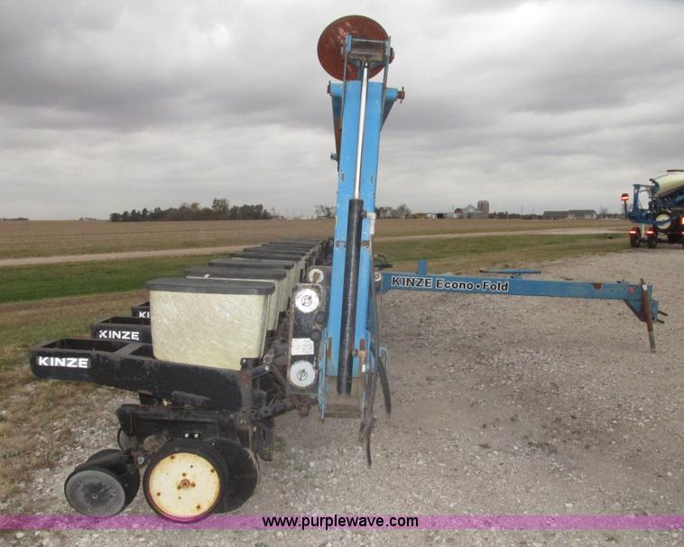 image for item G9903 1995 Kinze 2200 Flex Econo Fold planter