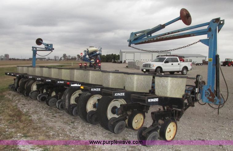 image for item G9903 1995 Kinze 2200 Flex Econo Fold planter