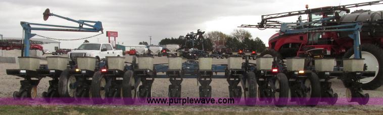 image for item G9903 1995 Kinze 2200 Flex Econo Fold planter