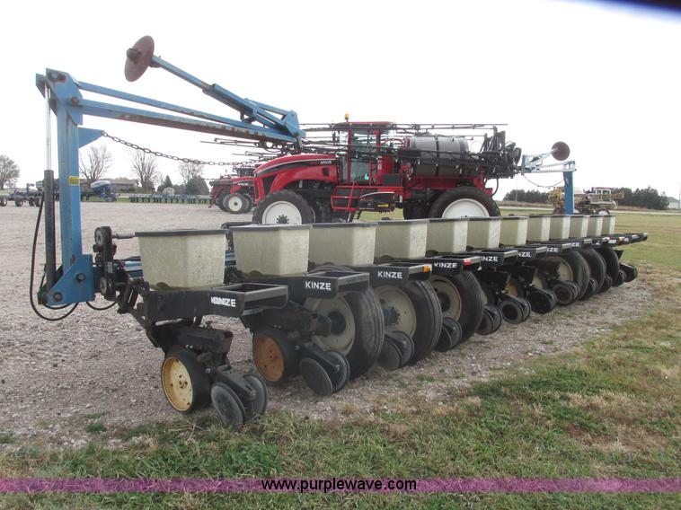 image for item G9903 1995 Kinze 2200 Flex Econo Fold planter