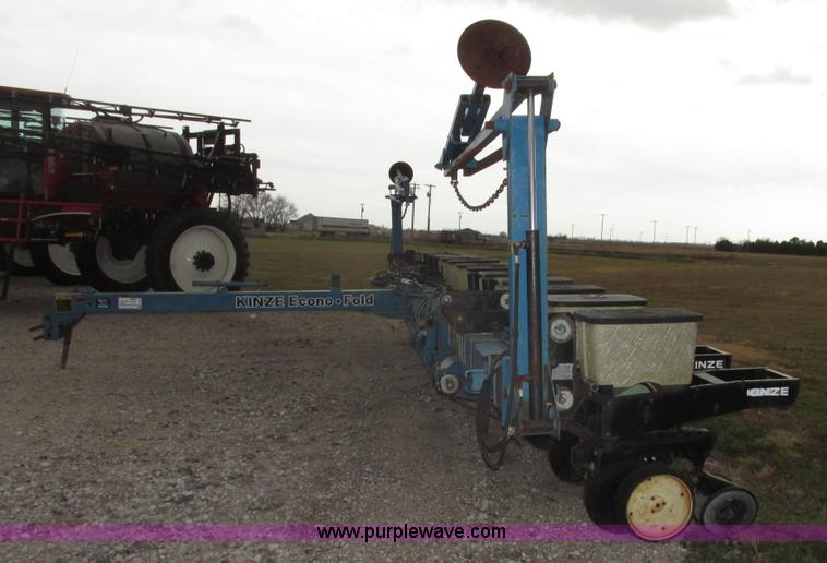 image for item G9903 1995 Kinze 2200 Flex Econo Fold planter