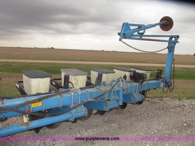 image for item G9903 1995 Kinze 2200 Flex Econo Fold planter