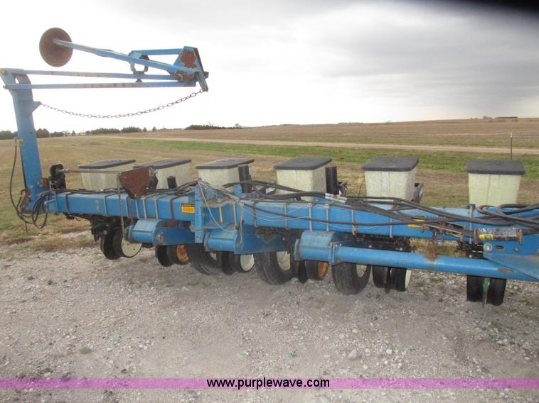 image for item G9903 1995 Kinze 2200 Flex Econo Fold planter