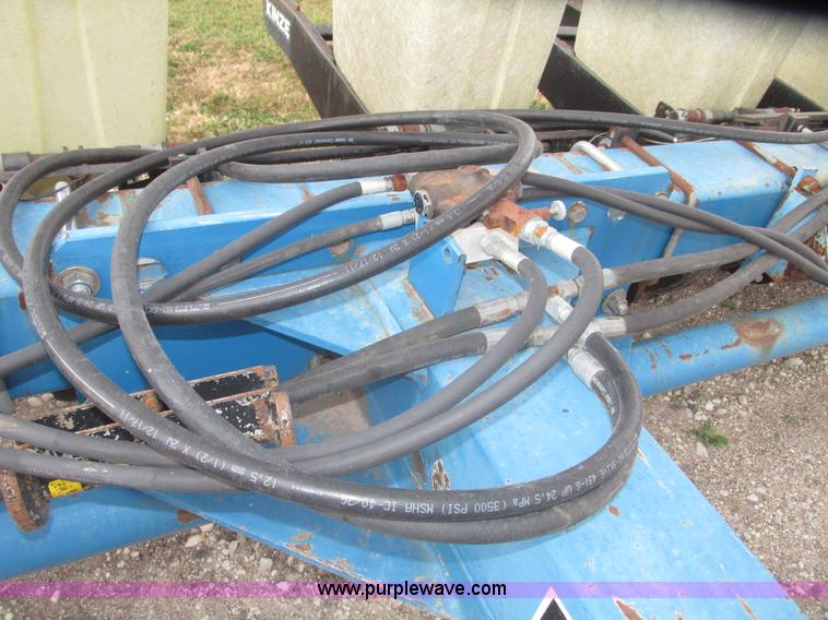 image for item G9903 1995 Kinze 2200 Flex Econo Fold planter