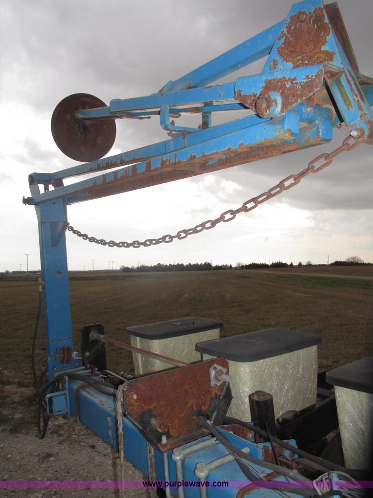 image for item G9903 1995 Kinze 2200 Flex Econo Fold planter