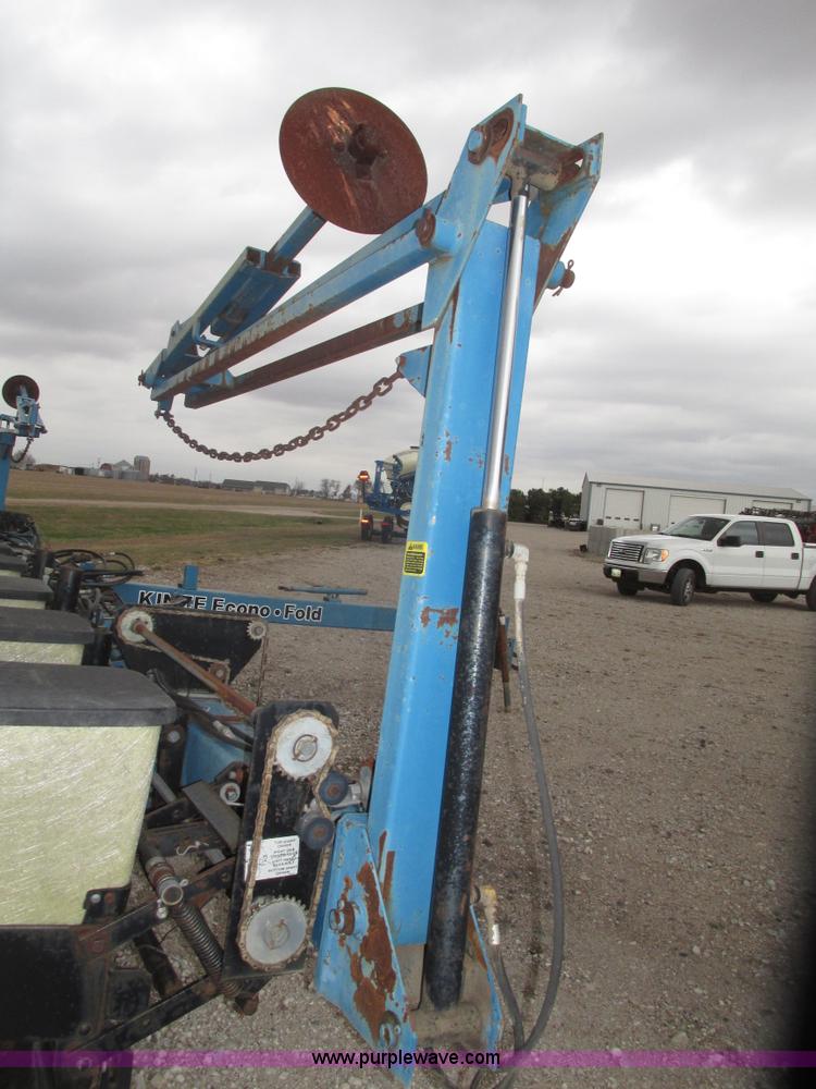 image for item G9903 1995 Kinze 2200 Flex Econo Fold planter