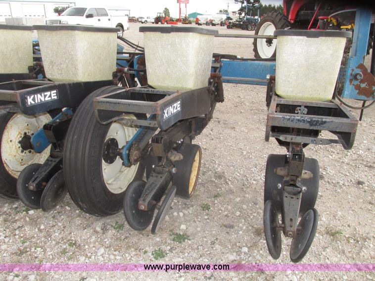 image for item G9903 1995 Kinze 2200 Flex Econo Fold planter