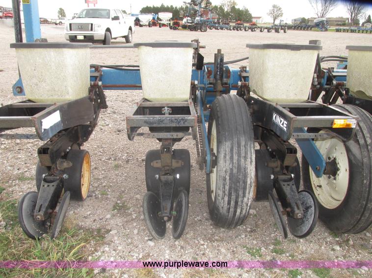 image for item G9903 1995 Kinze 2200 Flex Econo Fold planter