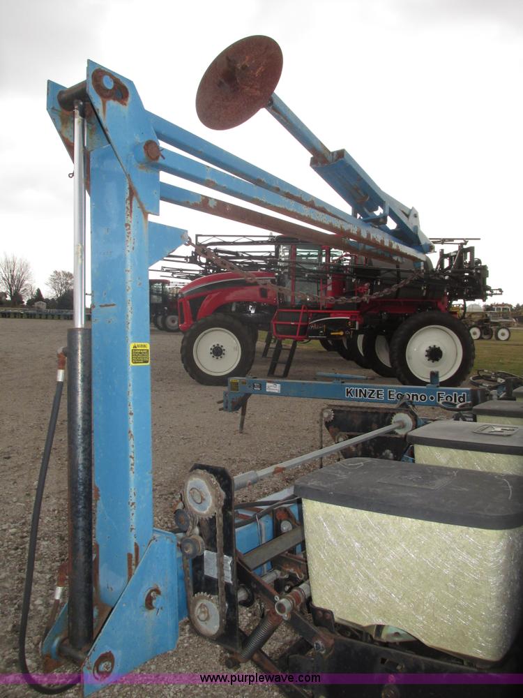 image for item G9903 1995 Kinze 2200 Flex Econo Fold planter