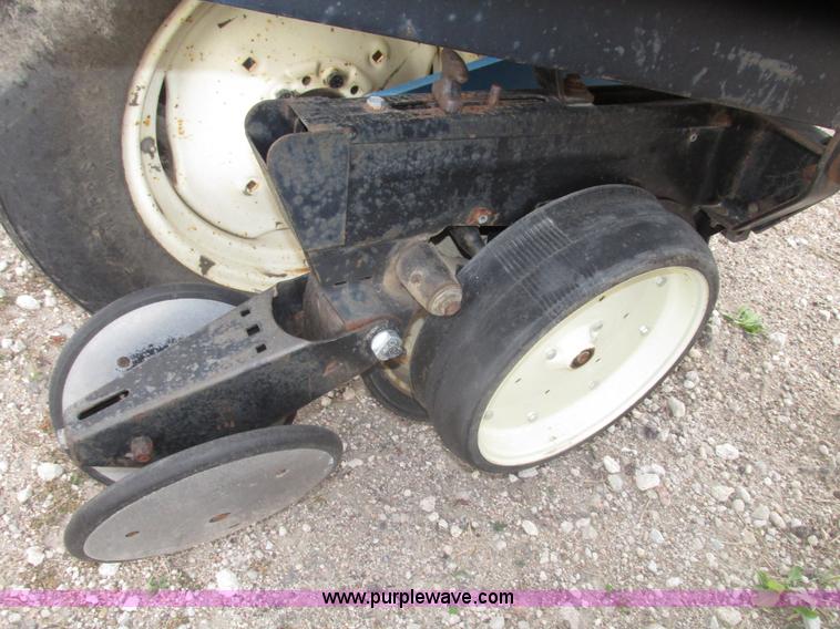 image for item G9903 1995 Kinze 2200 Flex Econo Fold planter