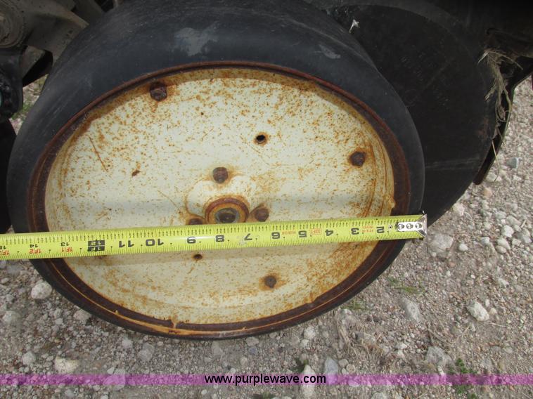 image for item G9903 1995 Kinze 2200 Flex Econo Fold planter