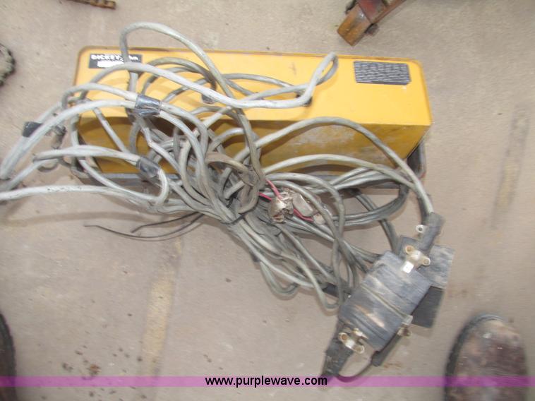 image for item G9903 1995 Kinze 2200 Flex Econo Fold planter