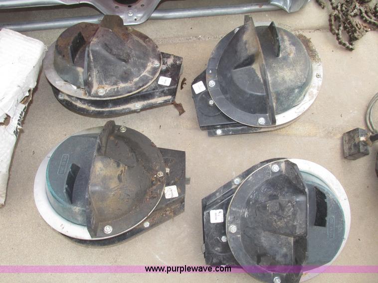 image for item G9903 1995 Kinze 2200 Flex Econo Fold planter