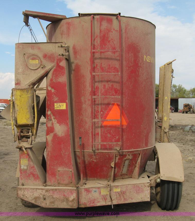 image for item H9416 New Holland 359 feed grinder/mixer
