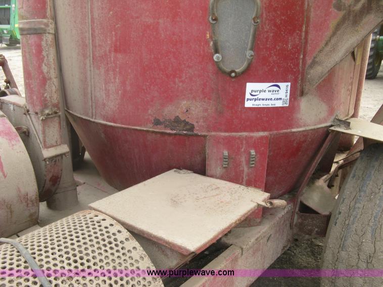 image for item H9416 New Holland 359 feed grinder/mixer