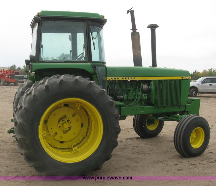 image for item H9418 1975 John Deere 4430 tractor