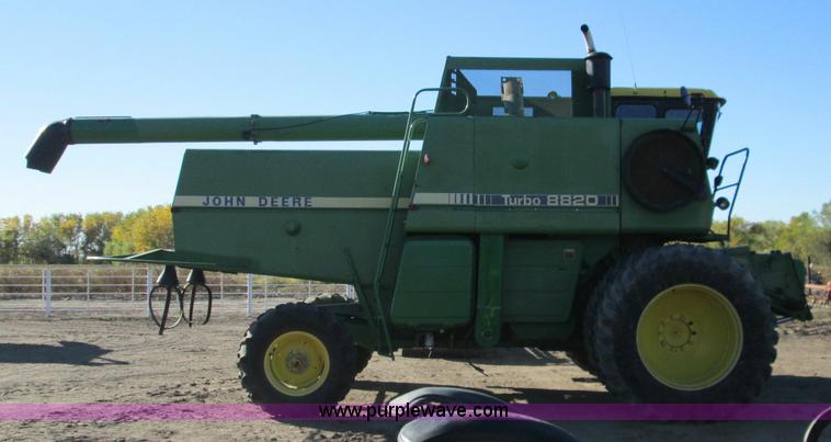 image for item H9425 1983 John Deere 8820 Turbo combine