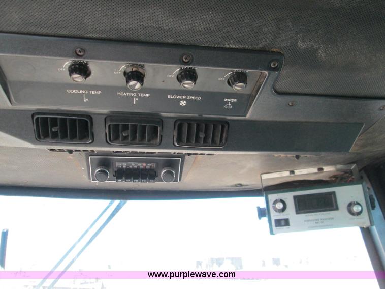 image for item H9425 1983 John Deere 8820 Turbo combine