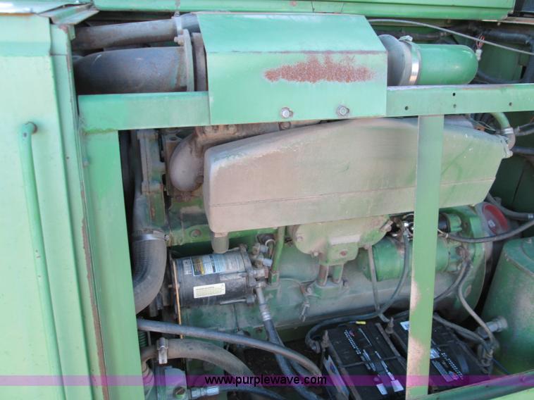 image for item H9425 1983 John Deere 8820 Turbo combine