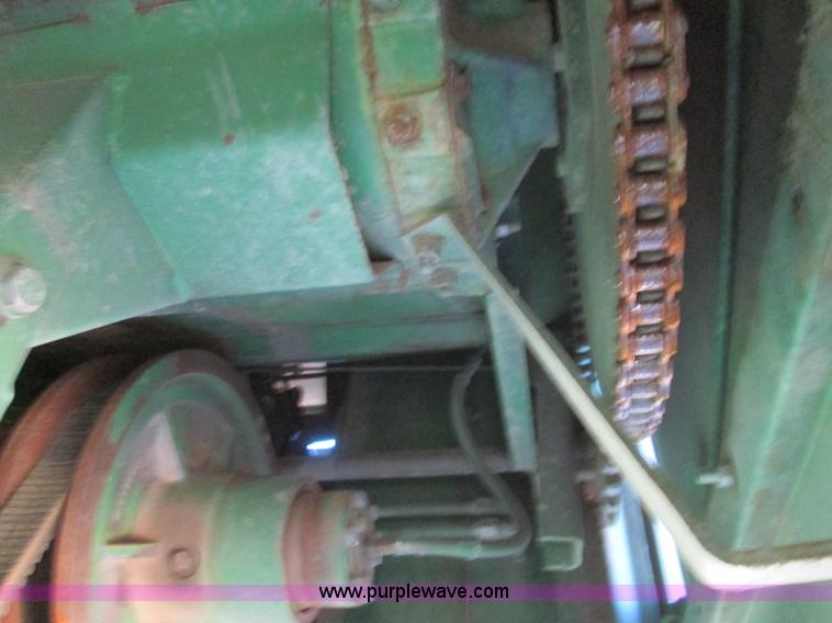 image for item H9425 1983 John Deere 8820 Turbo combine