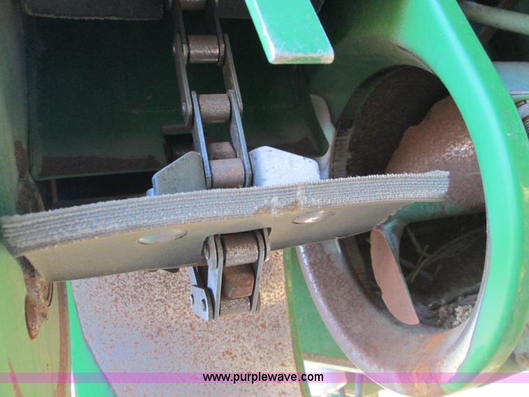 image for item H9425 1983 John Deere 8820 Turbo combine