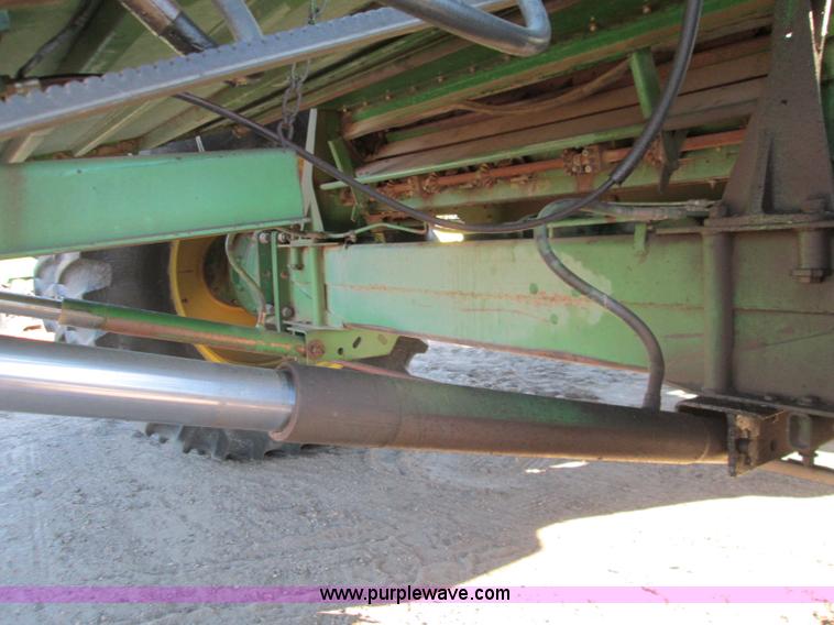 image for item H9425 1983 John Deere 8820 Turbo combine
