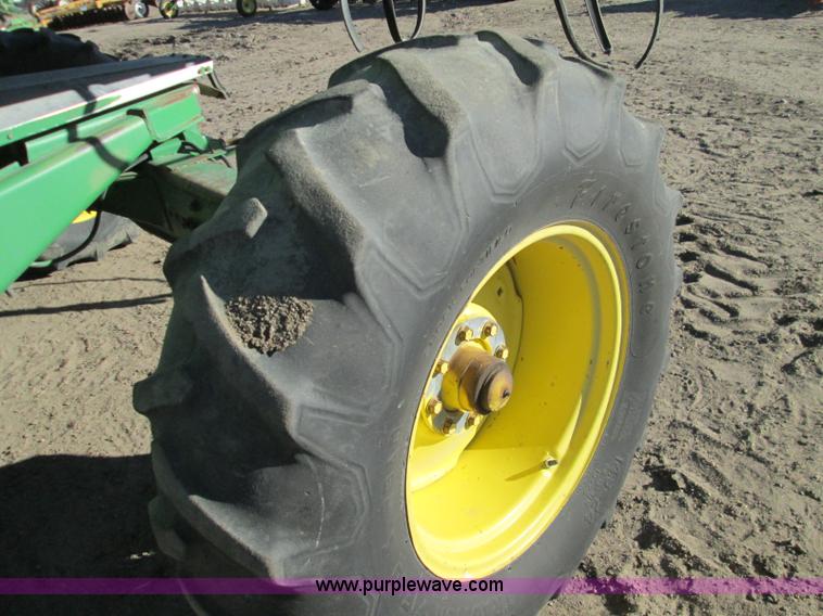 image for item H9425 1983 John Deere 8820 Turbo combine