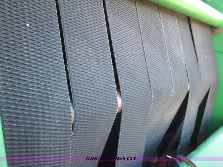 image for item H9426 1998 John Deere 566 round baler