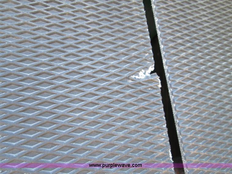 image for item H9426 1998 John Deere 566 round baler