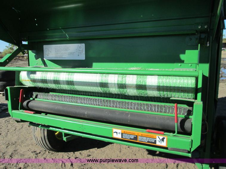 image for item H9426 1998 John Deere 566 round baler