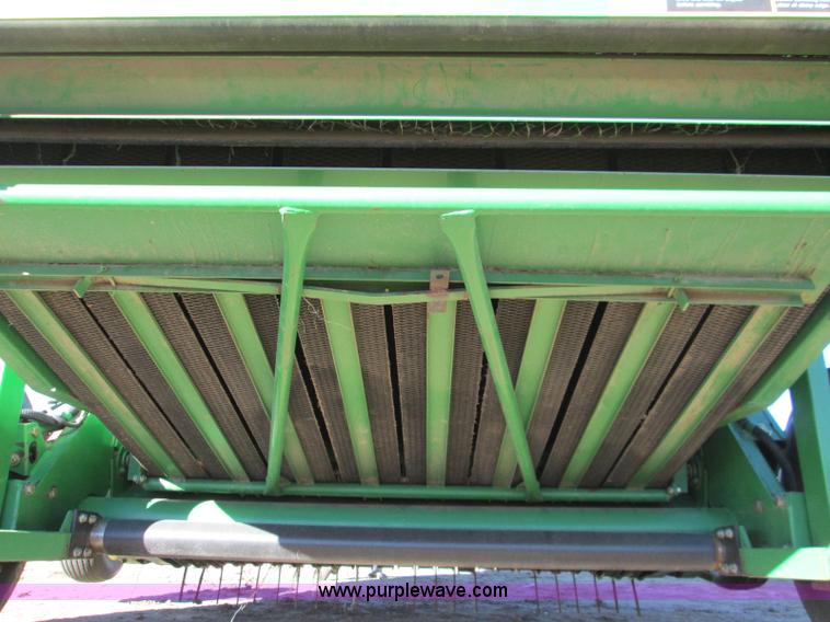 image for item H9426 1998 John Deere 566 round baler