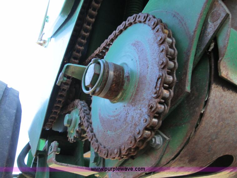 image for item H9426 1998 John Deere 566 round baler