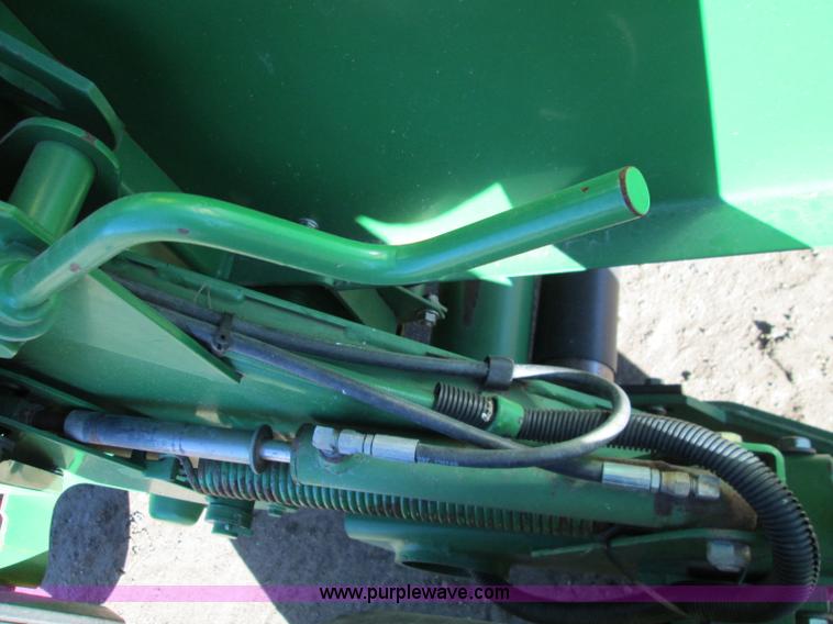 image for item H9426 1998 John Deere 566 round baler