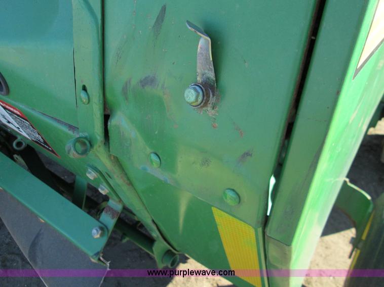 image for item H9426 1998 John Deere 566 round baler