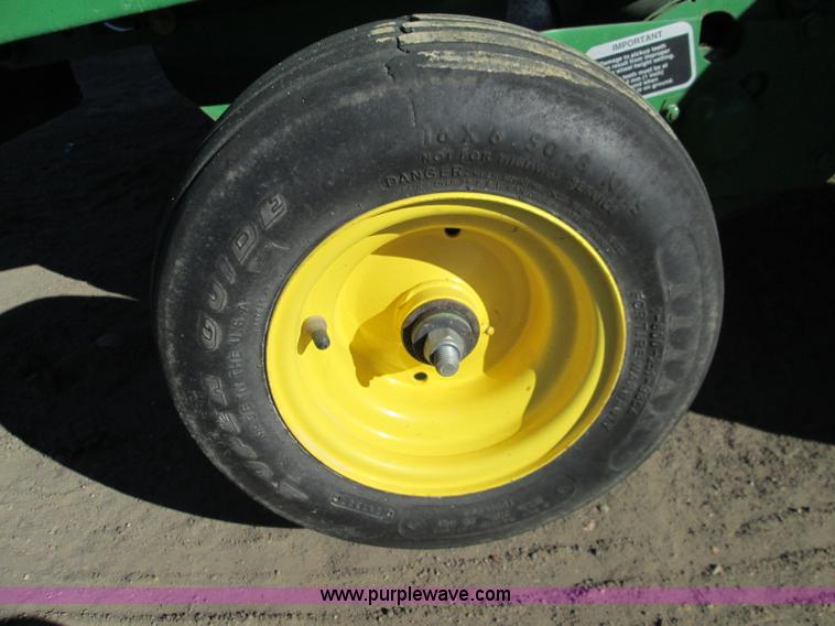 image for item H9426 1998 John Deere 566 round baler