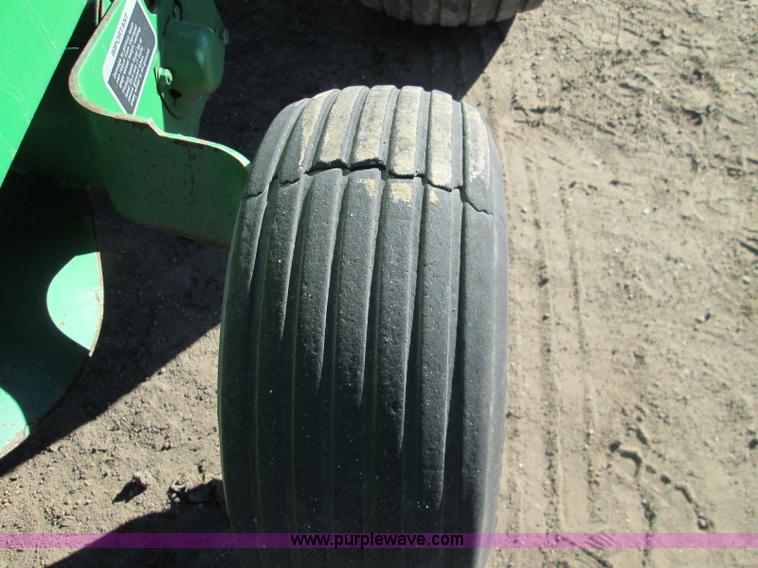 image for item H9426 1998 John Deere 566 round baler