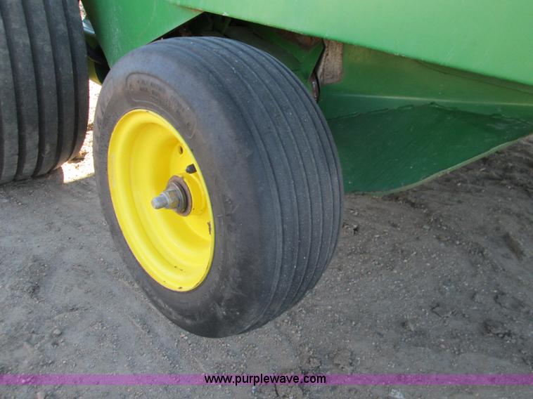 image for item H9426 1998 John Deere 566 round baler