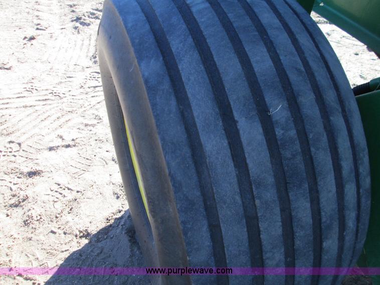 image for item H9426 1998 John Deere 566 round baler