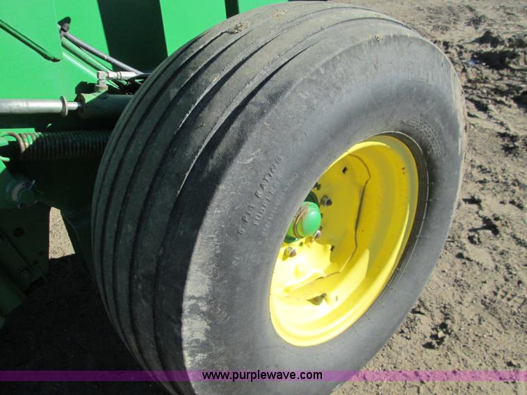 image for item H9426 1998 John Deere 566 round baler