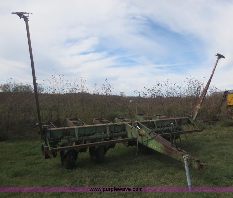 image for item I2181 John Deere 7000 planter chassis